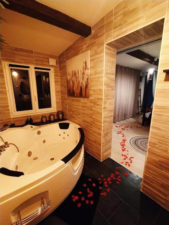 A L'Orée des Pins: Gîte with Balneo Bath and Home Cinema Cuges-les-Pins Exterior photo