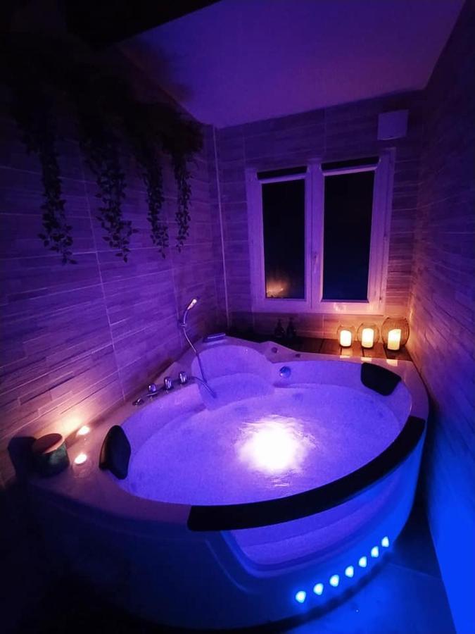 A L'Orée des Pins: Gîte with Balneo Bath and Home Cinema Cuges-les-Pins Exterior photo