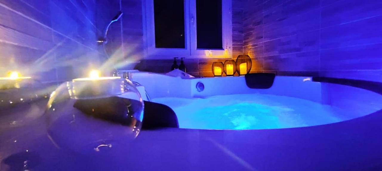 A L'Orée des Pins: Gîte with Balneo Bath and Home Cinema Cuges-les-Pins Exterior photo