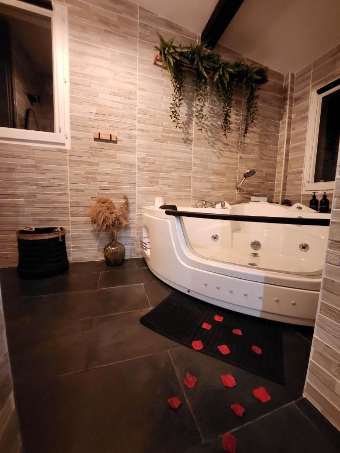A L'Orée des Pins: Gîte with Balneo Bath and Home Cinema Cuges-les-Pins Exterior photo